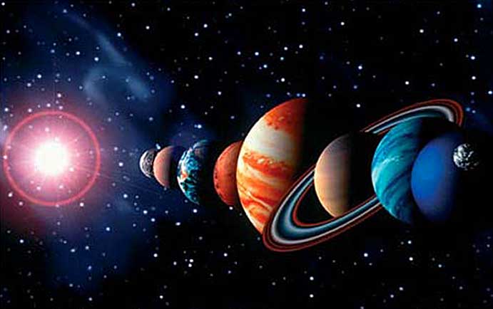 يتميز بأنه ثاني أكبر كوكب في المجموعة الشمسية، بسبع حلقات تدور حولها تظهر بشكل واضح، وله اثنان وستّون قمراً 