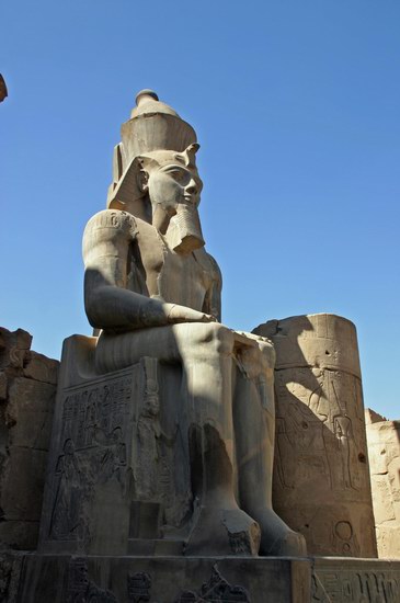 متى تولى رمسيس الثاني عرش بمصر وكان يلقب برمسيس العظيم ؟