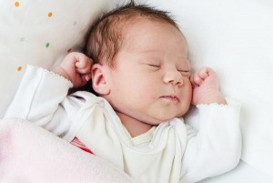 نوم الطفل على الرضاعة حلول للأم لعلاج هذه الأزمة