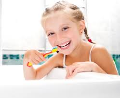 كيفية العناية بصحة أسنان أطفالنا
